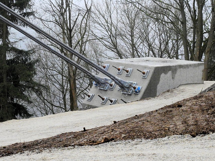 Abh&Atilde;&curren;ngen &Atilde;&frac14;ber der Talsperre