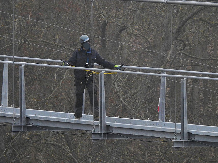 Abh&Atilde;&curren;ngen &Atilde;&frac14;ber der Talsperre