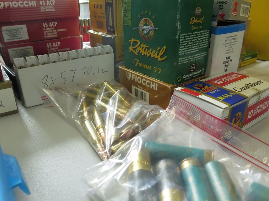 Pr&auml;sentation der sichergestellten Waffen und Munition