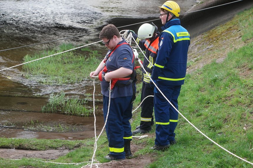 THW und Feuerwehren &uuml;bten an der Zorge