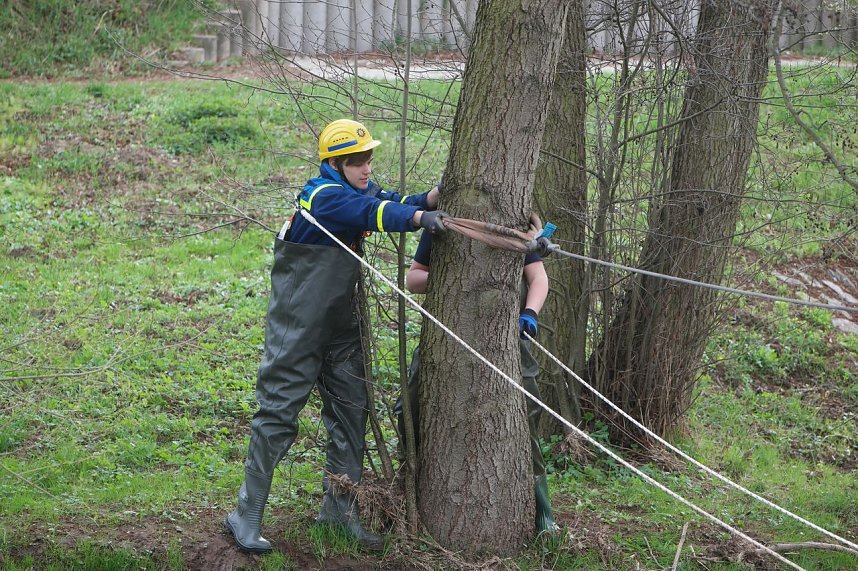 THW und Feuerwehren &uuml;bten an der Zorge
