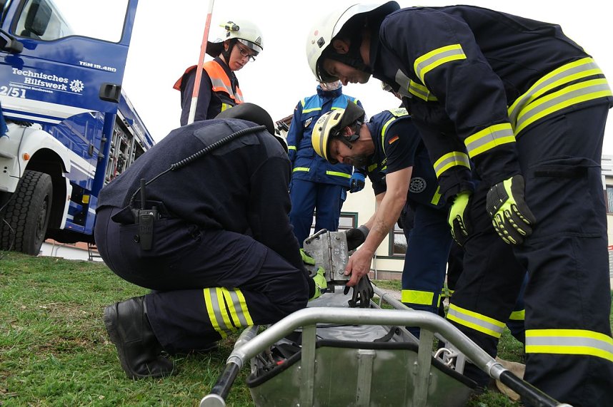 THW und Feuerwehren &uuml;bten an der Zorge