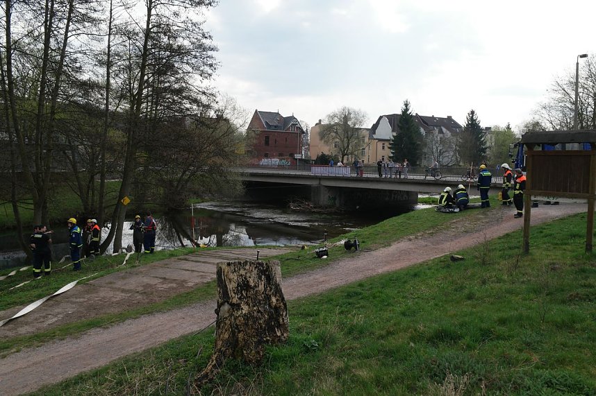 THW und Feuerwehren &uuml;bten an der Zorge