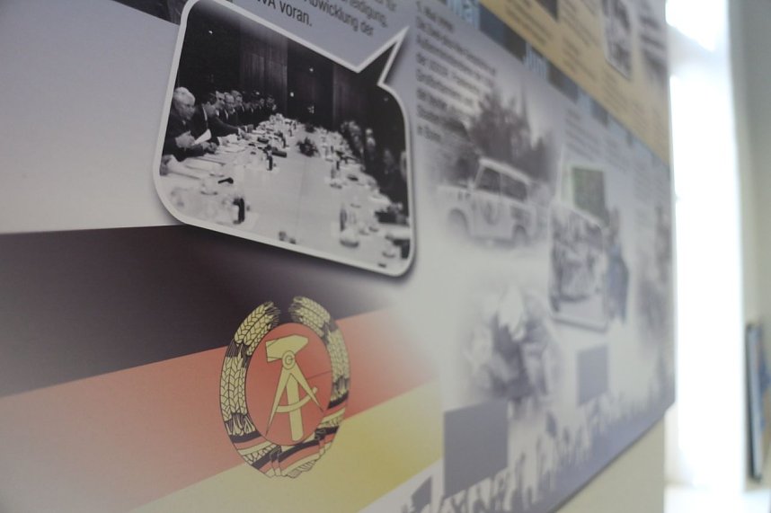 Dr. Cornelia Klose pr&auml;sentierte die Ausstellung zur friedlichen Revolution beim Bildungstr&auml;ger IWK