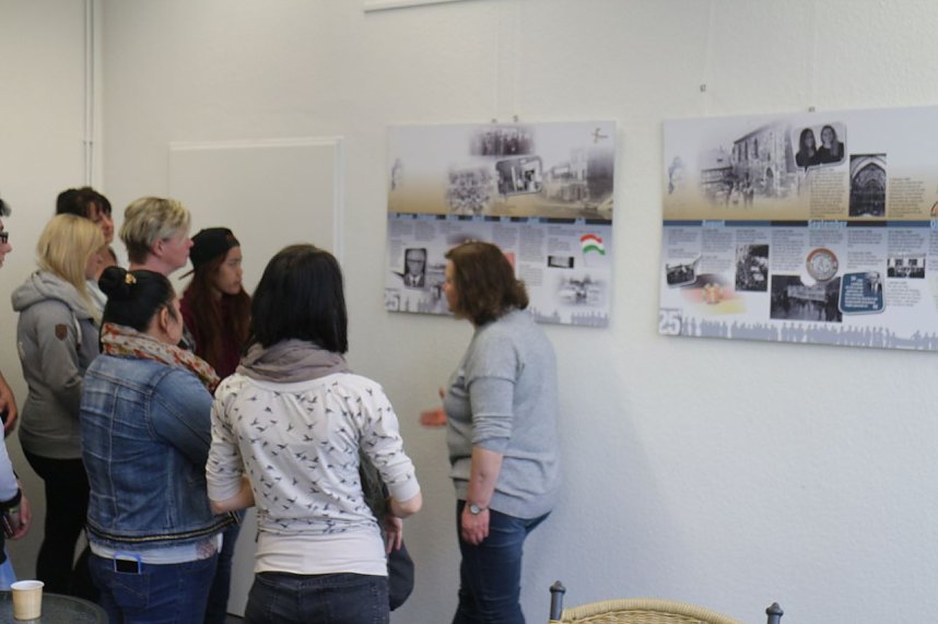Dr. Cornelia Klose pr&auml;sentierte die Ausstellung zur friedlichen Revolution beim Bildungstr&auml;ger IWK