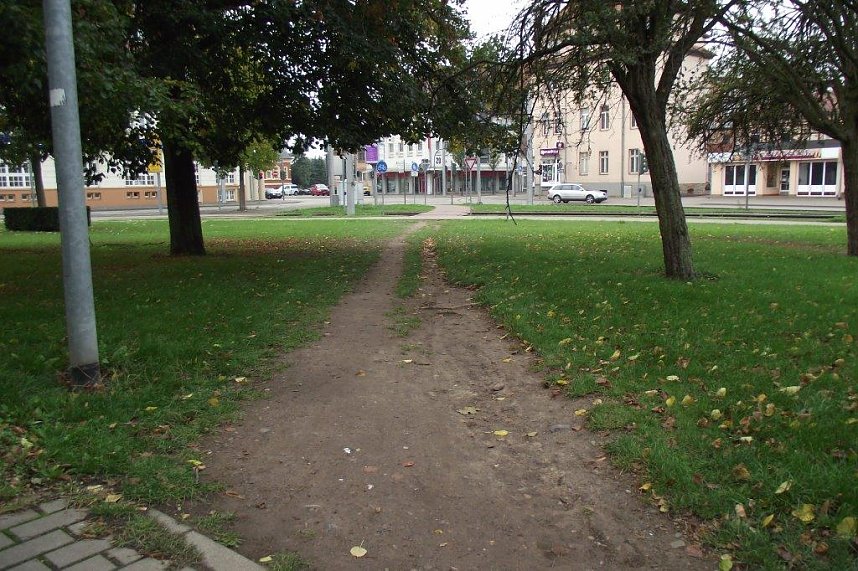 So pr&auml;sentierte sich der Trampelpfad Richtung Bahnhofstra&szlig;e im Vorjahr.