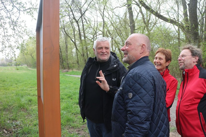 Expertise f&uuml;r die Salzaquelle - auf dem Naturlehrpfad erkl&auml;ren jetzt neun Tafeln die Quelle und ihre Umgebung