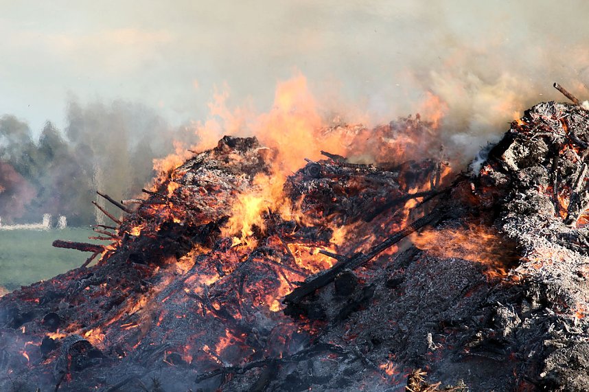 Osterfeuer in Bielen