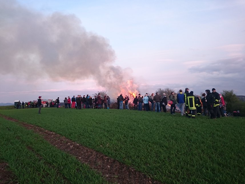 Zwei Osterfeuer in Neustadt