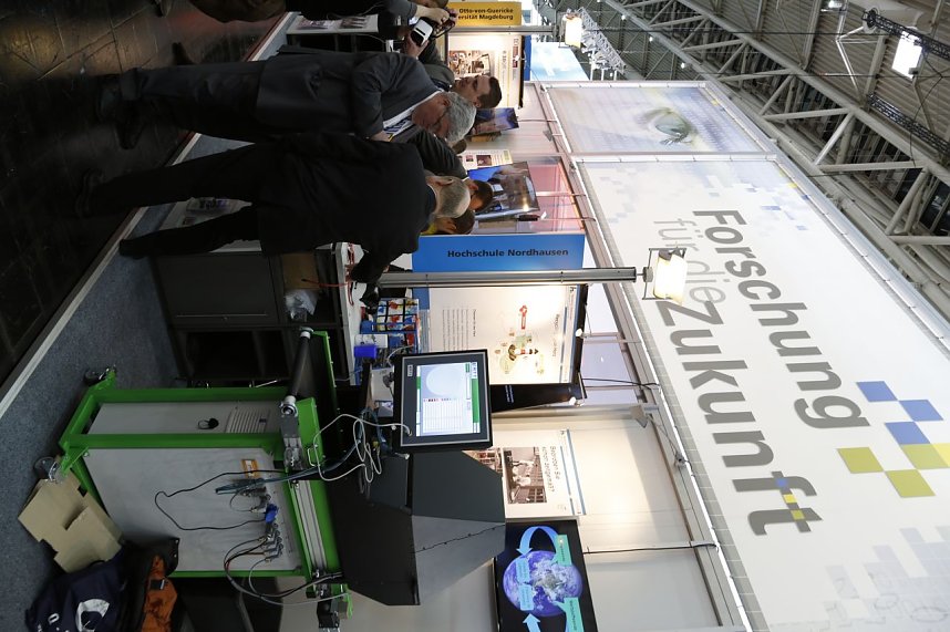  EU Abgeordneter Reinhard B&uuml;tikofer informierte sich am Stand der Hochschule Nordhausen