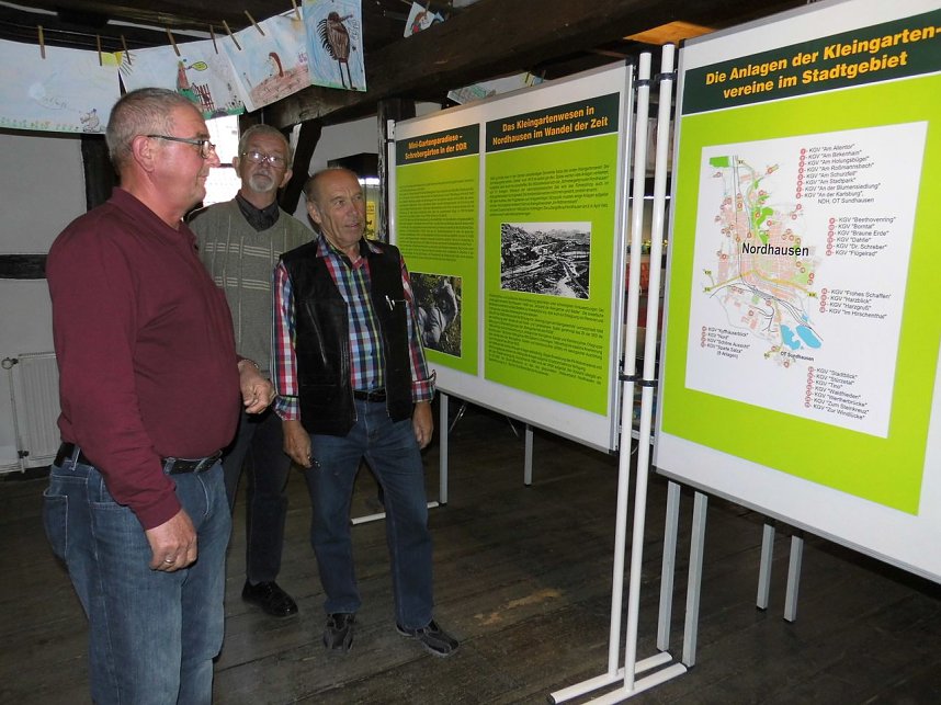 Kleing&auml;rtner vom KGV Sparte Salza besichtigen die Ausstellung (Werner Buggisch, Herbert Sch&ouml;ffl und der Vorsitzende Bernd R&uuml;besamen