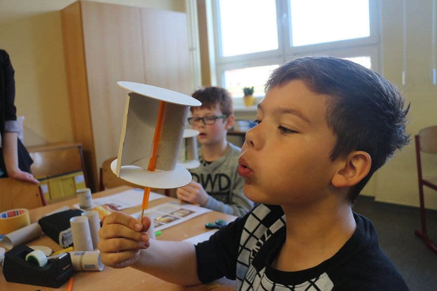 Wie funktioniert das mit der Windkraft? - die Wipperdorfer Grundsch&uuml;ler durften ganz nah ran