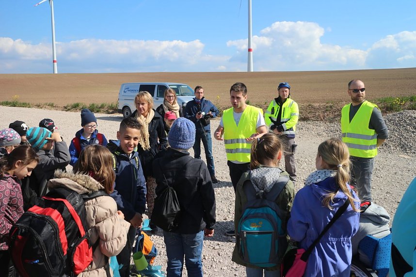 Wie funktioniert das mit der Windkraft? - die Wipperdorfer Grundsch&uuml;ler durften ganz nah ran