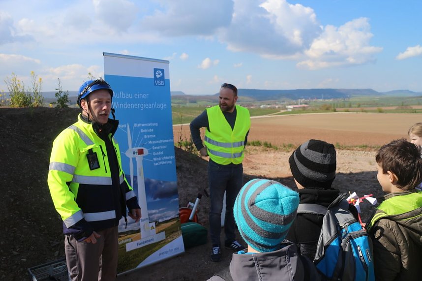 Wie funktioniert das mit der Windkraft? - die Wipperdorfer Grundsch&uuml;ler durften ganz nah ran