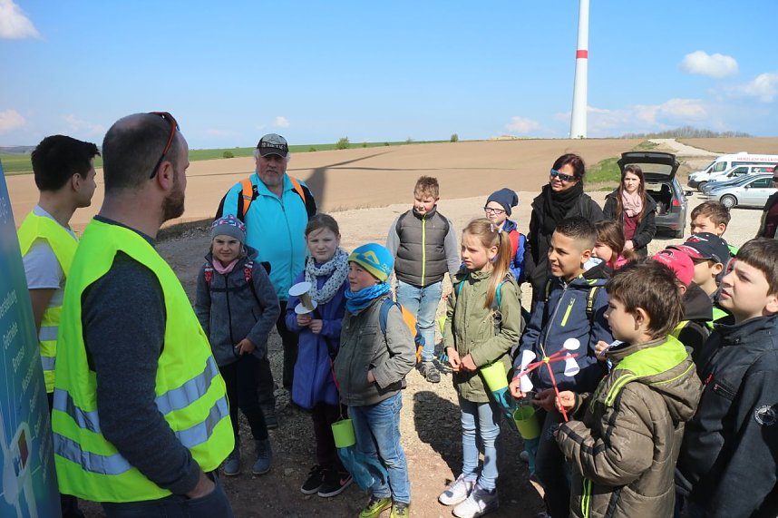 Wie funktioniert das mit der Windkraft? - die Wipperdorfer Grundsch&uuml;ler durften ganz nah ran
