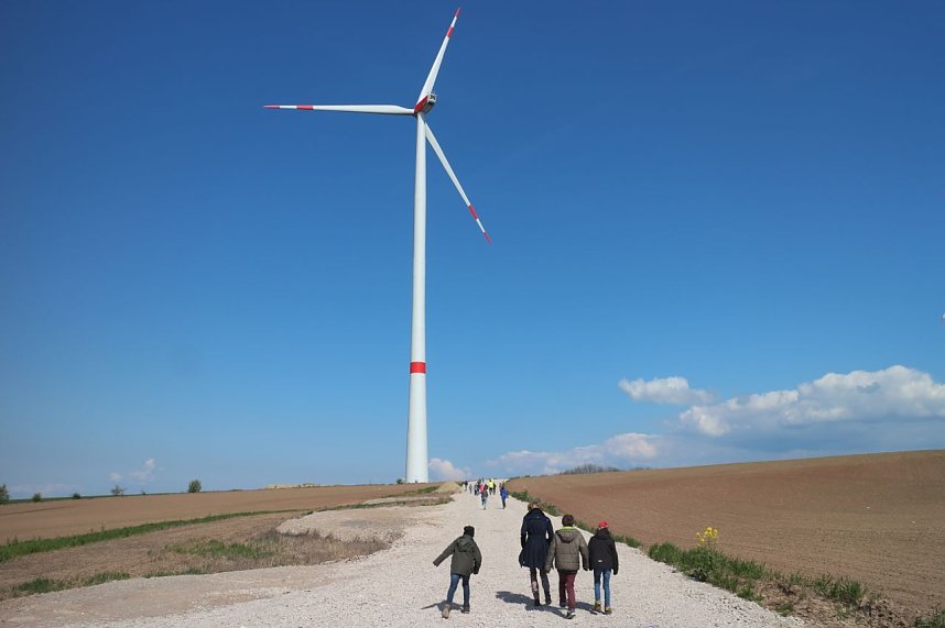 Wie funktioniert das mit der Windkraft? - die Wipperdorfer Grundsch&uuml;ler durften ganz nah ran