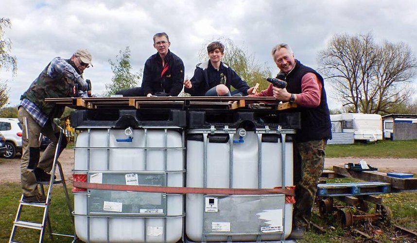 Vereint voran beim Bau eines Pontons