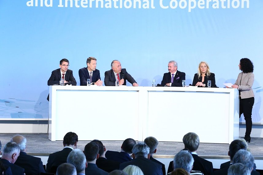 Bernd Leukert, Vorstandsmitglied, SAP SE, Dr. Georg Sch&uuml;tte, Staatssekret&auml;r im Bundesministerium f&uuml;r Bildung und Forschung, Matthias Machnig, Staatssekret&auml;r im Bundesministerium f&uuml;r Wirtschaft und Energie, Prof. Dr. Reimund Neugebauer, Pr&auml;sident, Fraunhofer Gesellschaft und Carina Schmidt, CEO, HS Industrie Service GmbH.