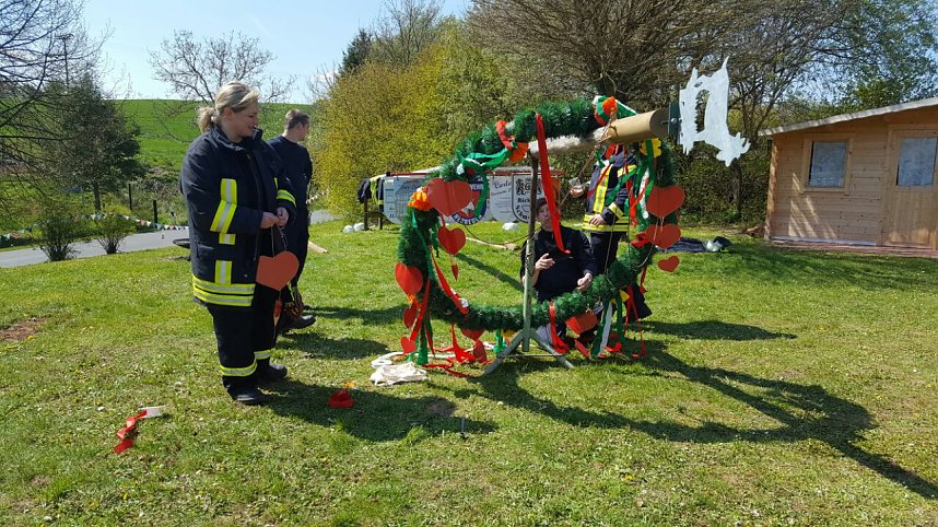 Der Maibaum steht in Herreden