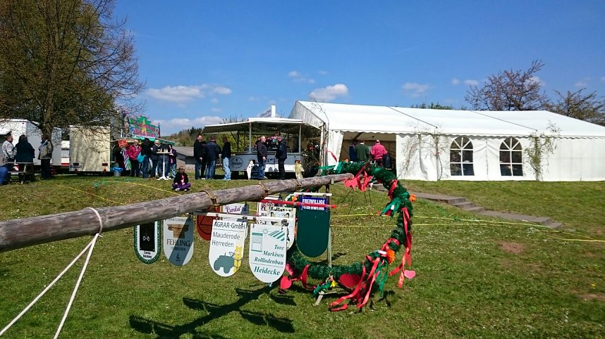 Der Maibaum steht in Herreden