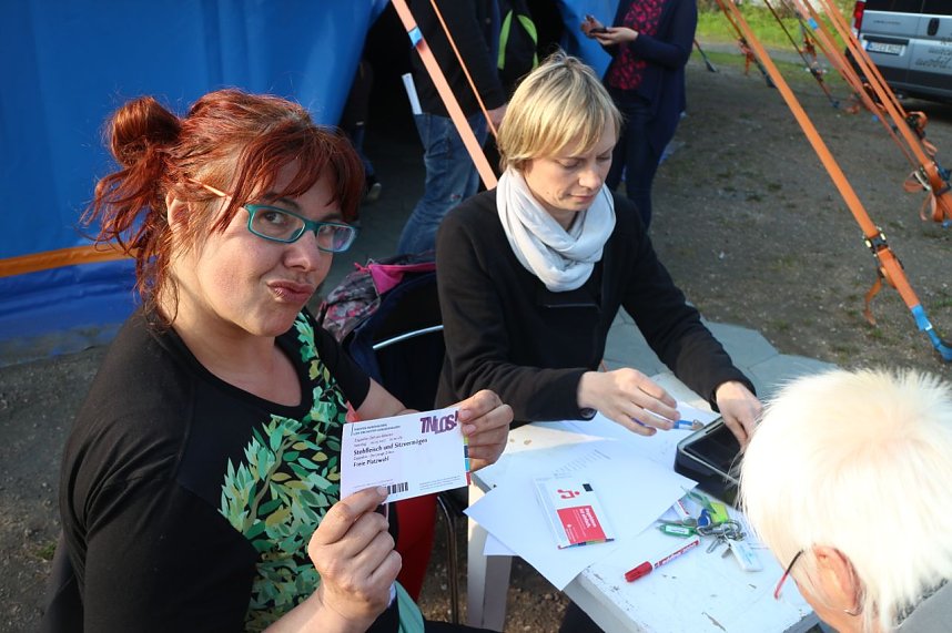 Stehfleisch und Sitzverm&ouml;gen - das Duo "Spot the Drop" er&ouml;ffnete die Zappelini Zeltsaison