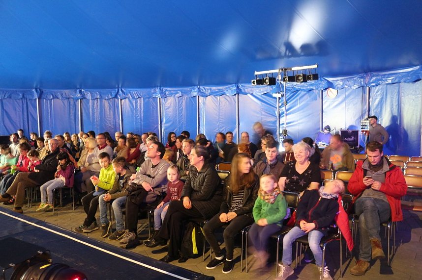 Stehfleisch und Sitzverm&ouml;gen - das Duo "Spot the Drop" er&ouml;ffnete die Zappelini Zeltsaison