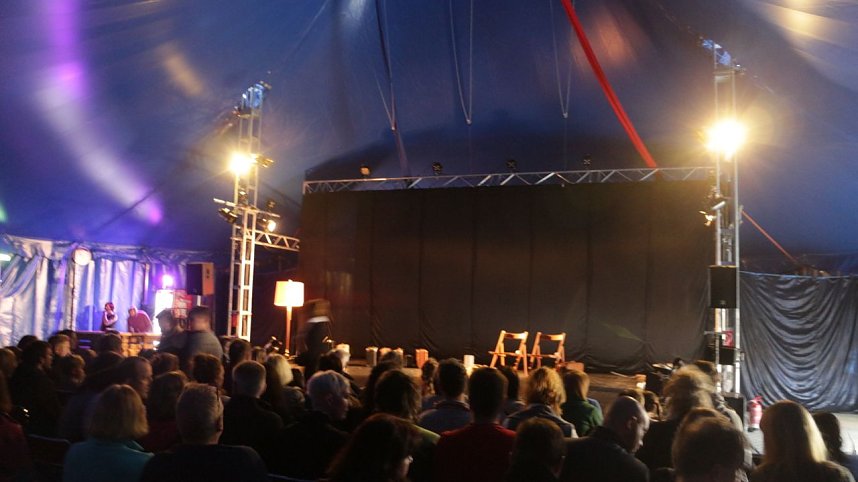 Stehfleisch und Sitzverm&ouml;gen - das Duo "Spot the Drop" er&ouml;ffnete die Zappelini Zeltsaison