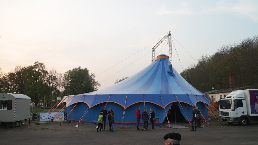 Stehfleisch und Sitzverm&ouml;gen - das Duo "Spot the Drop" er&ouml;ffnete die Zappelini Zeltsaison