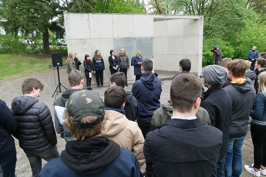 Sch&uuml;lerinnen und Sch&uuml;ler gestalten Gedenken
