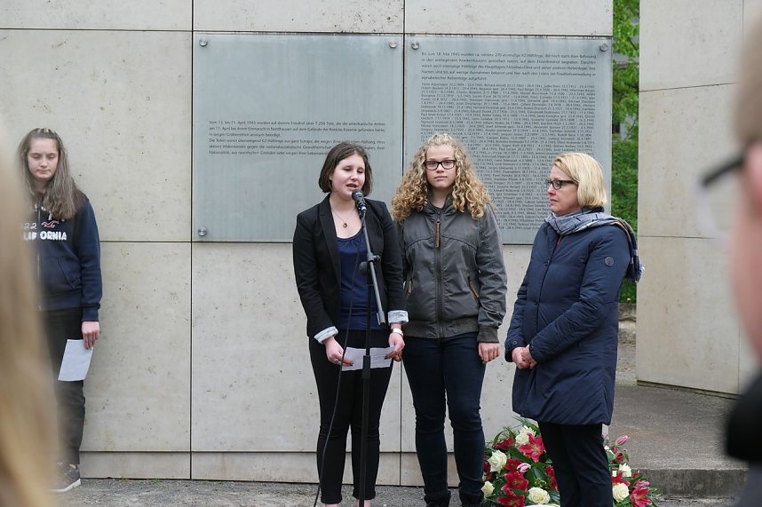 Sch&uuml;lerinnen und Sch&uuml;ler gestalten Gedenken