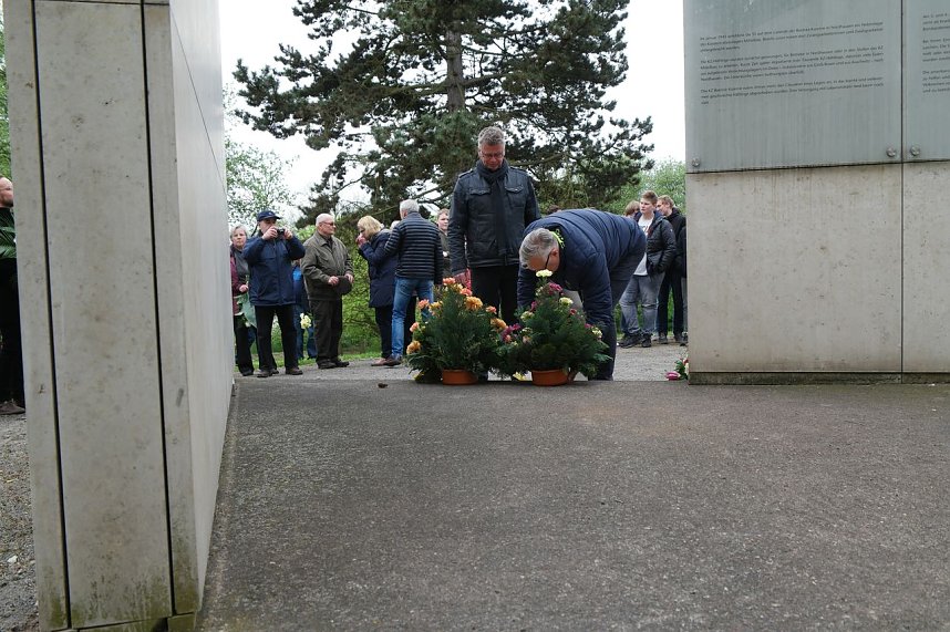 Sch&uuml;lerinnen und Sch&uuml;ler gestalten Gedenken