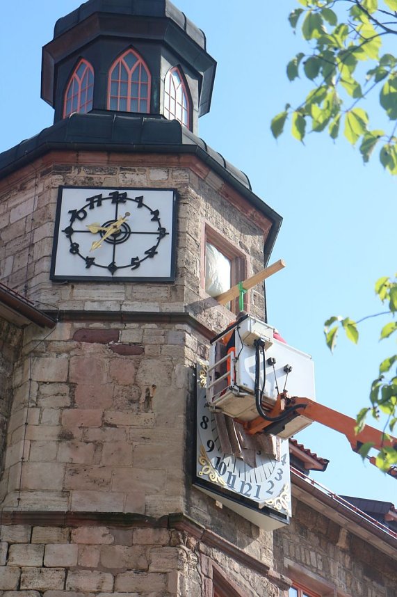 Neue Sonnenuhr angebracht