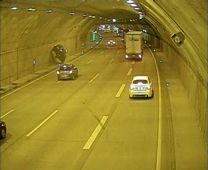 Fliegendes Auto im Tunnel