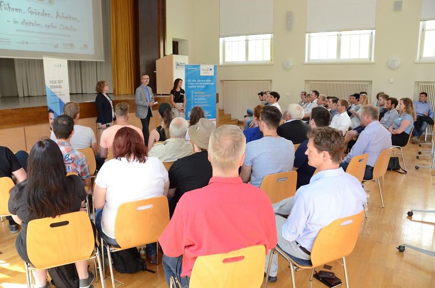 Begr&uuml;&szlig;ung durch das Organisationsteam (Franziska Teichert, Steffen Peter, Dr. Kareen Schlangen, von rechts)