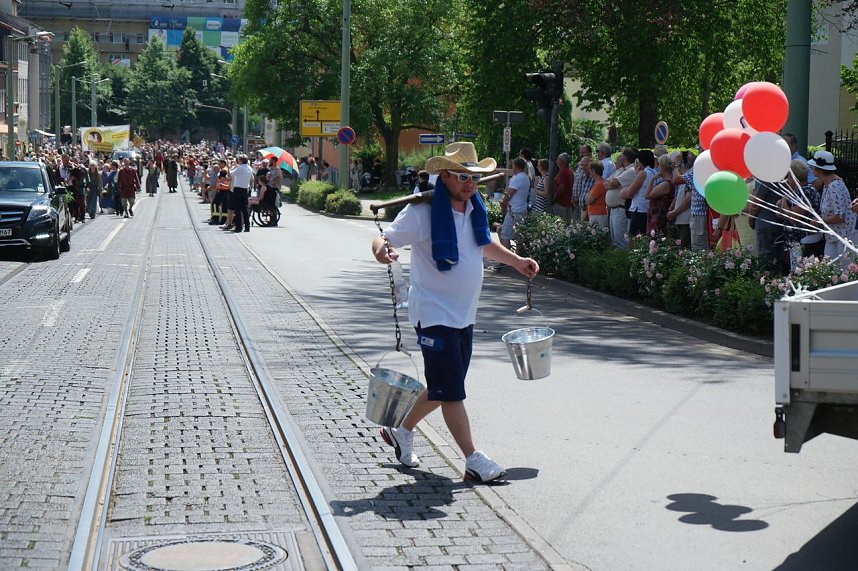 Festumzug zum 1090. Geburtstag der Rolandstadt