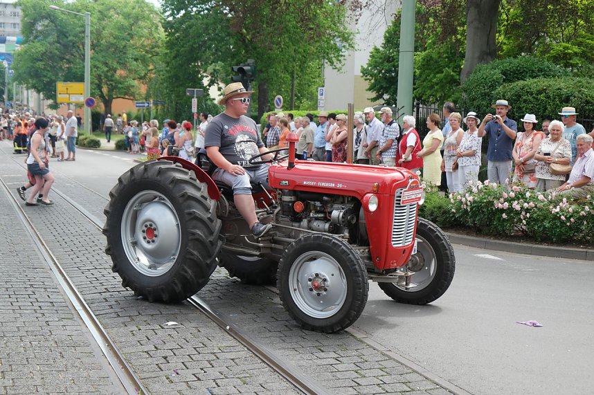 Festumzug zum 1090. Geburtstag der Rolandstadt
