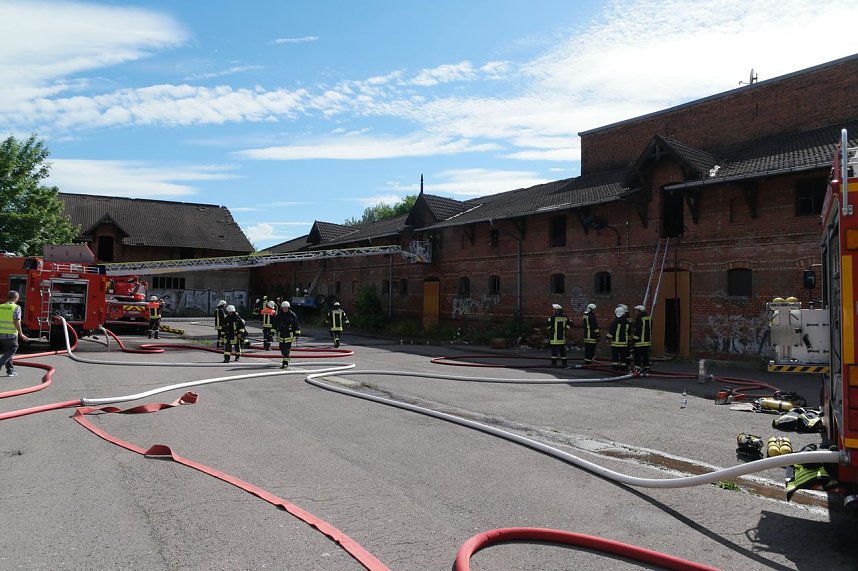 Brand in einem alten Lager