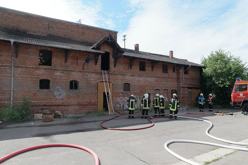 Brand in einem alten Lager