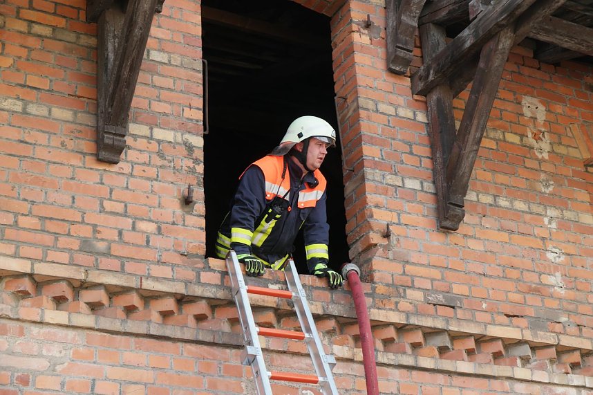 Brand in einem alten Lager