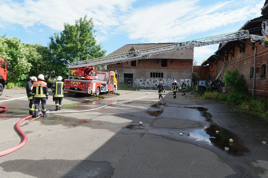 Brand in einem alten Lager