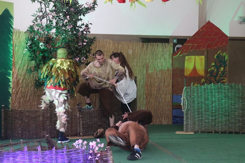 Peter und der Wolf in der Inszenierung der Nordth&uuml;ringer Lebenshilfe