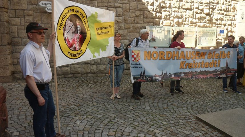 Demonstration vor dem Nordh&auml;user Rathaus f&uuml;r den Erhalt der Kreisstadt