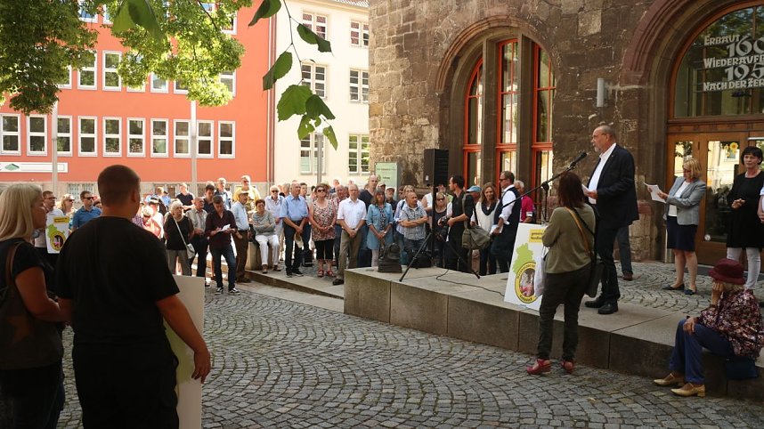 Demonstration vor dem Nordh&auml;user Rathaus f&uuml;r den Erhalt der Kreisstadt