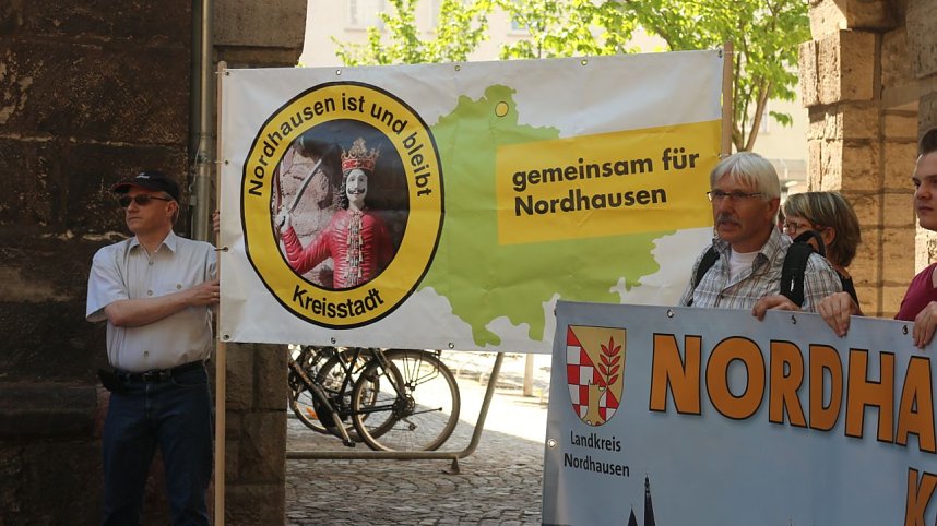 Demonstration vor dem Nordh&auml;user Rathaus f&uuml;r den Erhalt der Kreisstadt