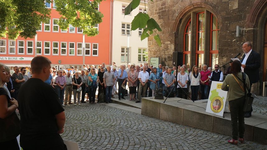 Demonstration vor dem Nordh&auml;user Rathaus f&uuml;r den Erhalt der Kreisstadt