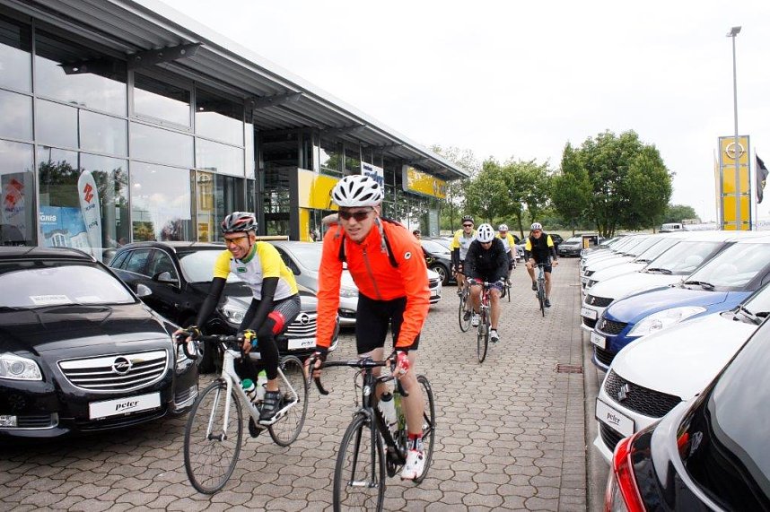 11 radelnde Opel-Banker machten auf ihrer Benefiztour heute im OPEL-Autohaus der Peter Gruppe halt
