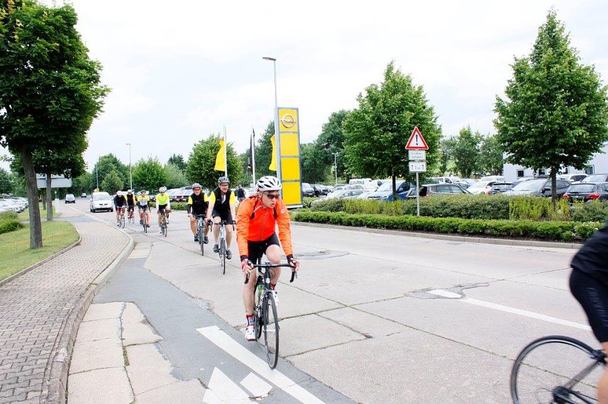 11 radelnde Opel-Banker machten auf ihrer Benefiztour heute im OPEL-Autohaus der Peter Gruppe halt