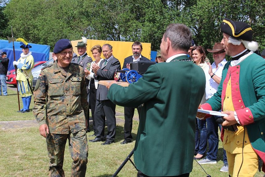 Gro&szlig;e Parade auf dem Dickkopf