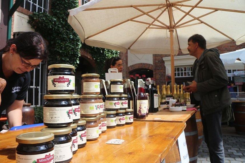 In der Echten Nordh&auml;user Traditionsbrennerei wurde heute der erste "Hof- und Genussmarkt" er&ouml;ffnet