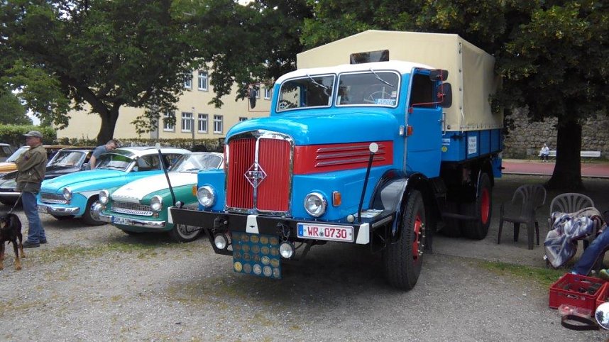 WELCH EIN OLDTIMER-GEWIMMEL AUF DEM PETERSBERG